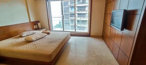 Room in 2.5 BHK Apartment at Pali Hill – for Rent
