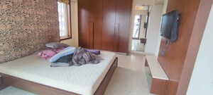 Bedroom in 2.5 BHK Apartment at Pali Hill – for Rent