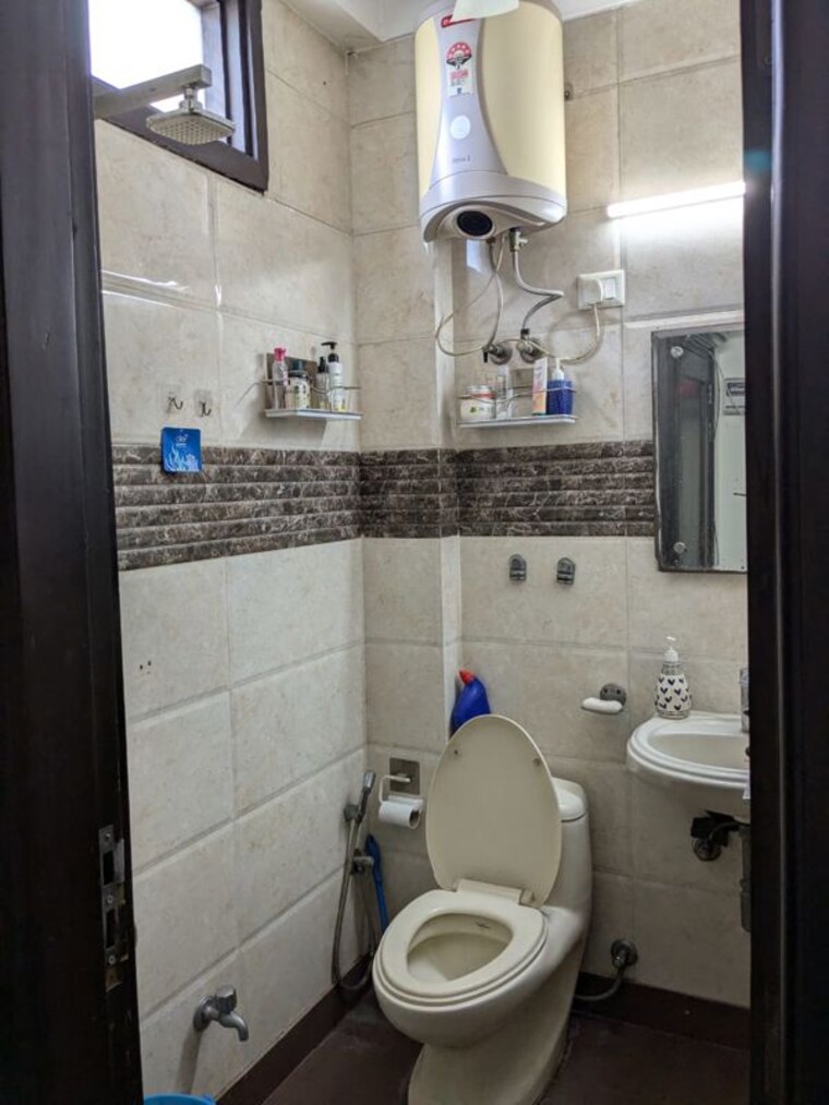 Bathroom, malviya nagar 2 Bedroom 100 Sq.Yd. Independent House In Malviya Nagar Delhi 10416226