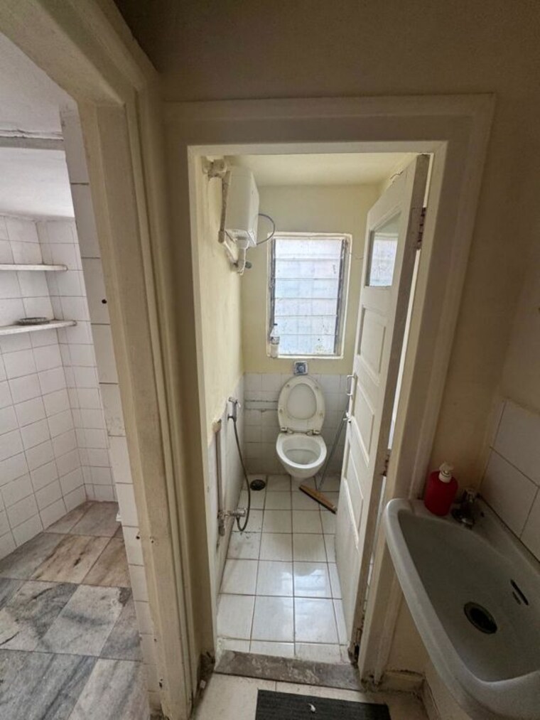 Bathroom, mahim west 2 Bedroom 700 Sq.Ft. Apartment In Mahim West Mumbai 10416232