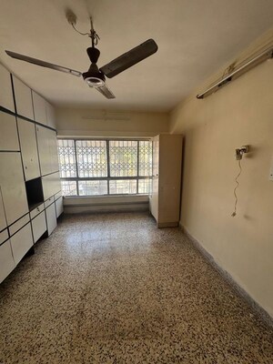 Room in 2 BHK Apartment at Mahim West – for Rent
