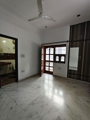 Room in 2 BHK Builder Floor at Sector 31 – for Rent