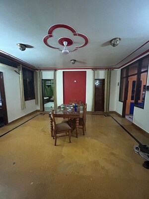Room in 3 BHK Villa at Sector 23 – for Rent