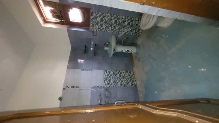 Bathroom, dilshad garden 2 Bedroom 900 Sq.Ft. Apartment In Dilshad Garden Delhi 10416343
