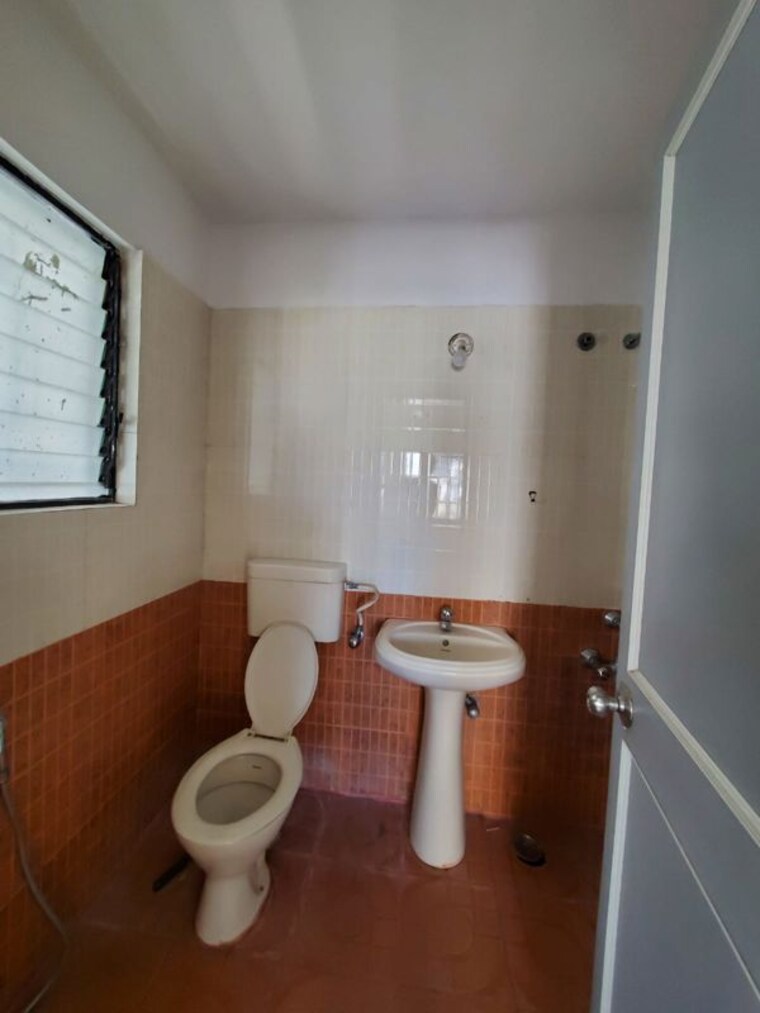 Bathroom, builders-combine-bella-vista 1 Bedroom 560 Sq.Ft. Apartment In Bavdhan Pune 10416369