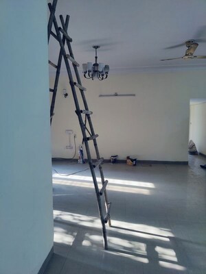 Furnished Amenities in 3.5 BHK Villa at Sector 71 – for Rent
