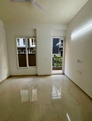 Room in 3 BHK Apartment at Smart World Orchard, Sector 61 – for Rent