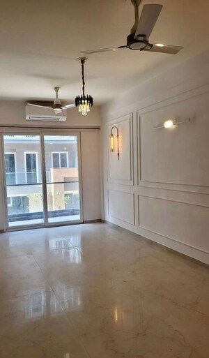 Room in 3 BHK Apartment at Smart World Orchard, Sector 61 – for Rent