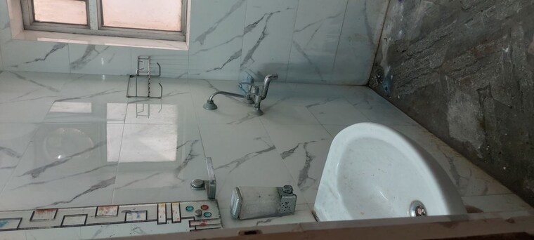 Bathroom, patparganj 3 Bedroom 1300 Sq.Ft. Apartment In Patparganj Delhi 10416424