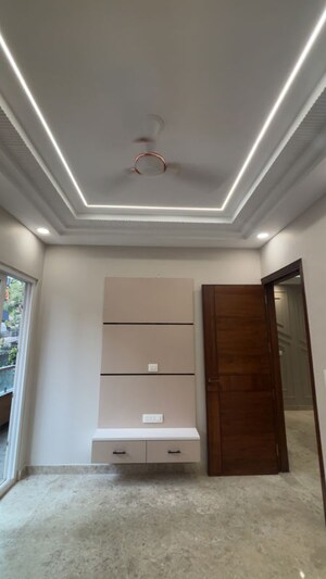Furnished Amenities in 3 BHK Builder Floor at Vikas Puri – for Sale