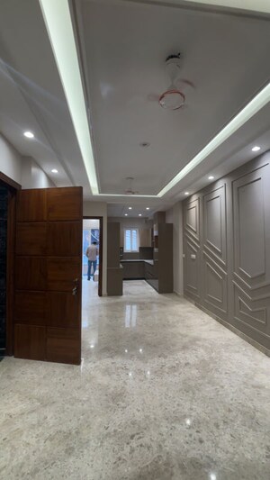 Parking in 3 BHK Builder Floor at Vikas Puri – for Sale