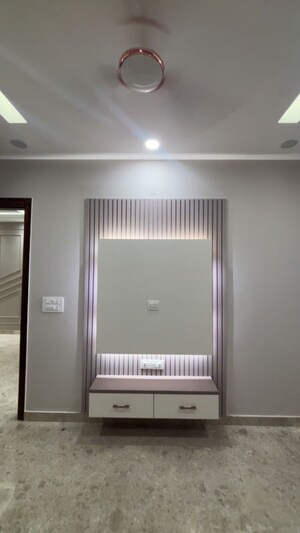 Furnished Amenities in 3 BHK Builder Floor at Vikas Puri – for Sale