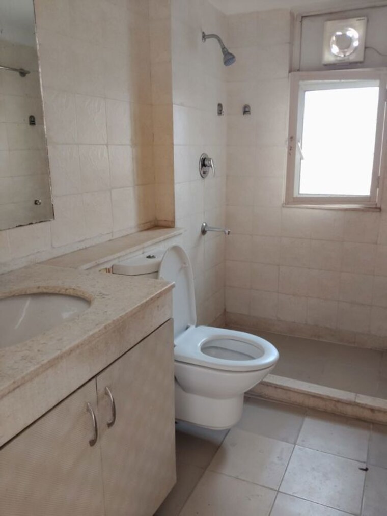 Bathroom, bptp-freedom-park-life 3.5 Bedroom 2418 Sq.Ft. Apartment In Sector 57 Gurgaon 10416488