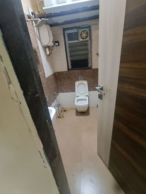 Bathroom in 3 BHK Apartment at Green Park Tower, Andheri West – for Rent