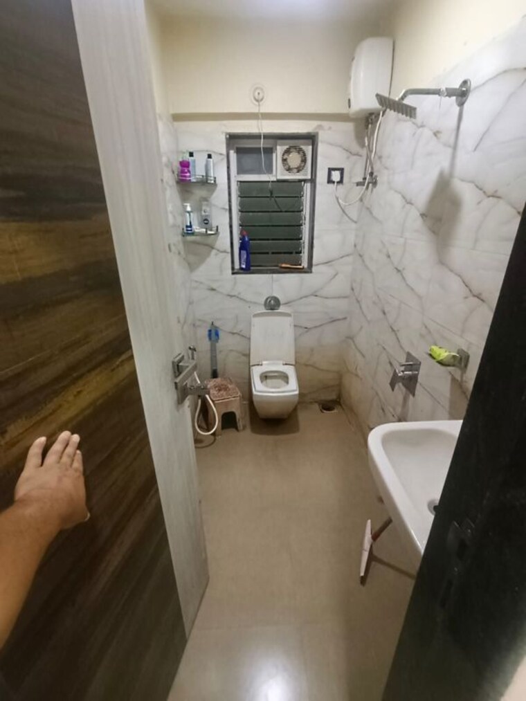 Bathroom, green-park-tower 3 Bedroom 1200 Sq.Ft. Apartment In Andheri West Mumbai 10416676