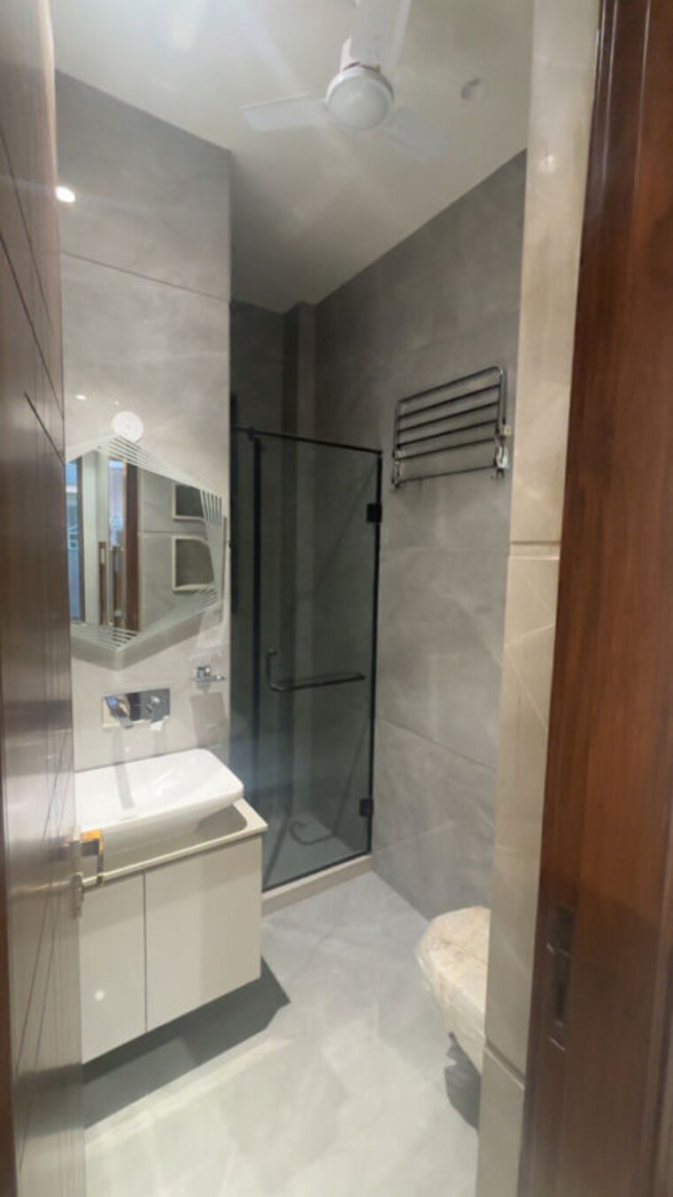 Bathroom, vikas puri 3 Bedroom 1700 Sq.Ft. Builder Floor In Vikas Puri Delhi 10412469