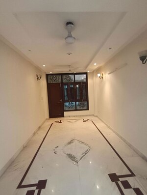 Furnished Amenities in 3 BHK Builder Floor at Naraina – for Sale