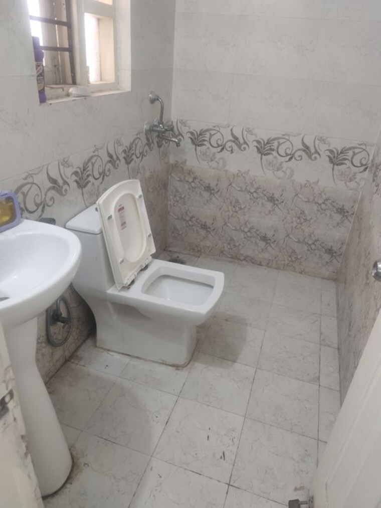 Bathroom, tdi-the-grand-retreat 3 Bedroom 250 Sq.Yd. Builder Floor In Sector 88 Faridabad 10416730