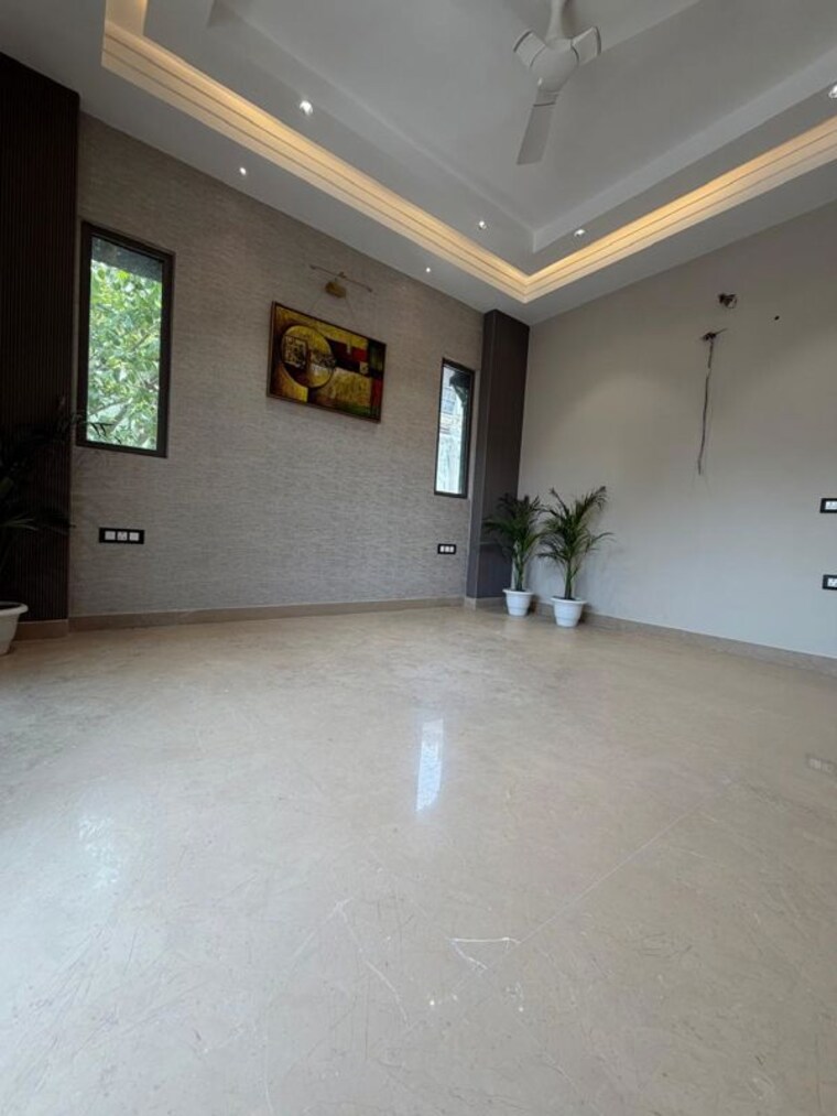 Room, kirti nagar 3 Bedroom 1800 Sq.Ft. Builder Floor In Kirti Nagar Delhi 10416787