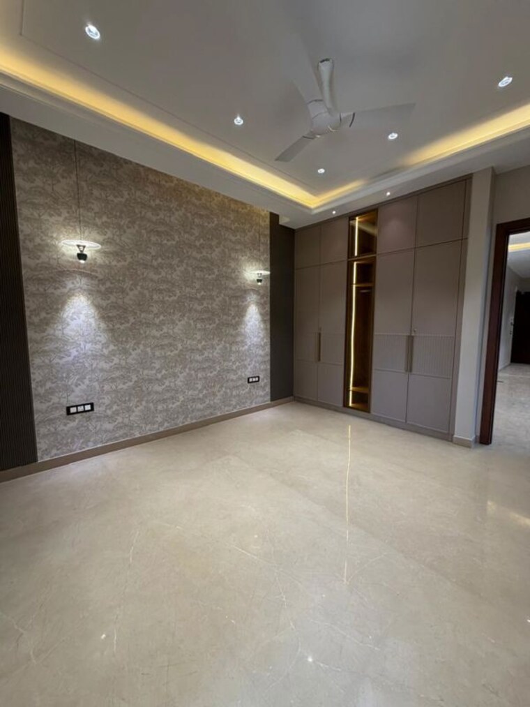 Room, kirti nagar 3 Bedroom 1800 Sq.Ft. Builder Floor In Kirti Nagar Delhi 10416787