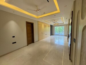 Building Lobby in 4 BHK Builder Floor at Vipul World Floors, Sector 48 – for Sale
