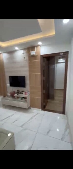 Room in 3 BHK Builder Floor at Sector 57 – for Rent