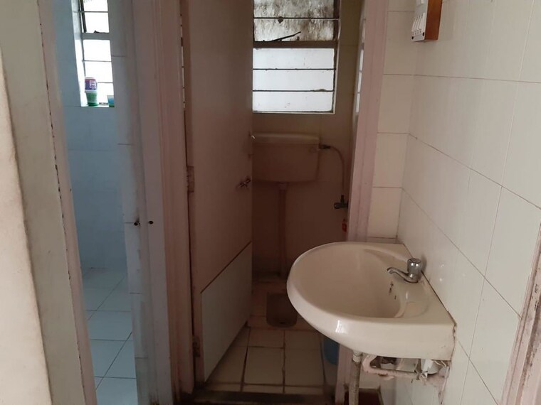 Bathroom, ashirwad-building-karve-nagar 3 Bedroom 1322 Sq.Ft. Apartment In Karve Nagar Pune 10417030