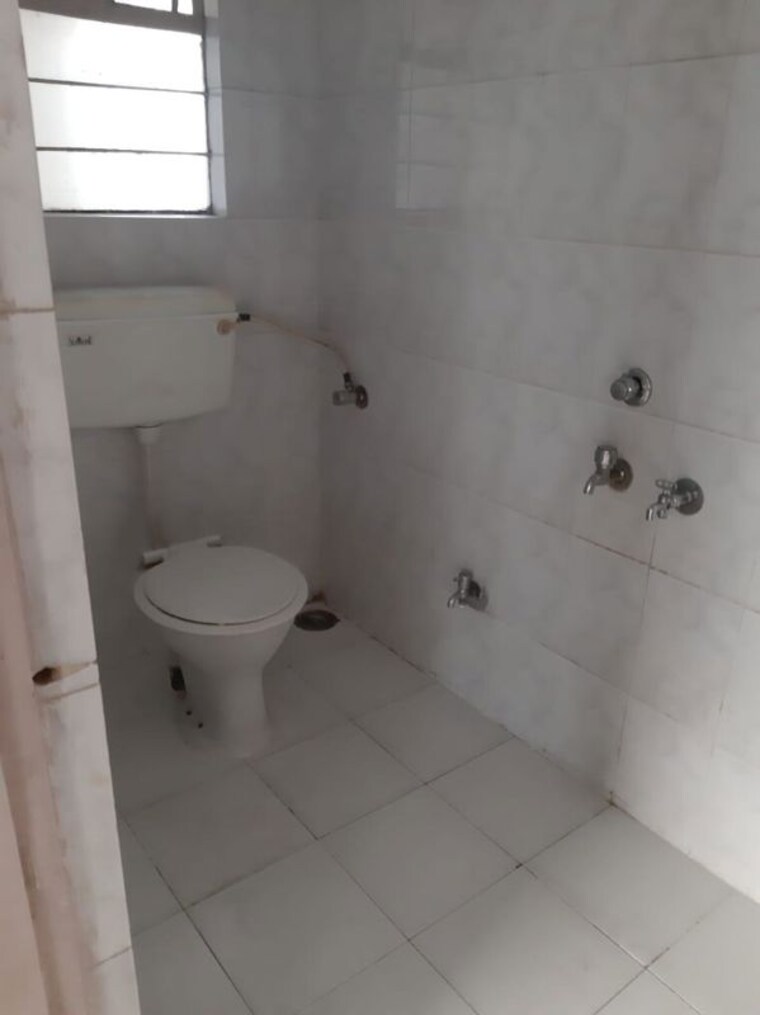 Bathroom, ashirwad-building-karve-nagar 3 Bedroom 1322 Sq.Ft. Apartment In Karve Nagar Pune 10417030