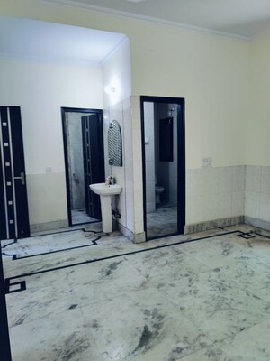 Room in 2 BHK Builder Floor at Sector 52 – for Rent