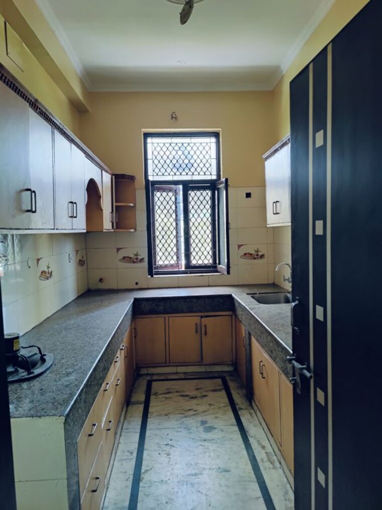 Kitchen, sector 52 2 Bedroom 1350 Sq.Ft. Builder Floor In Sector 52 Noida 10417059
