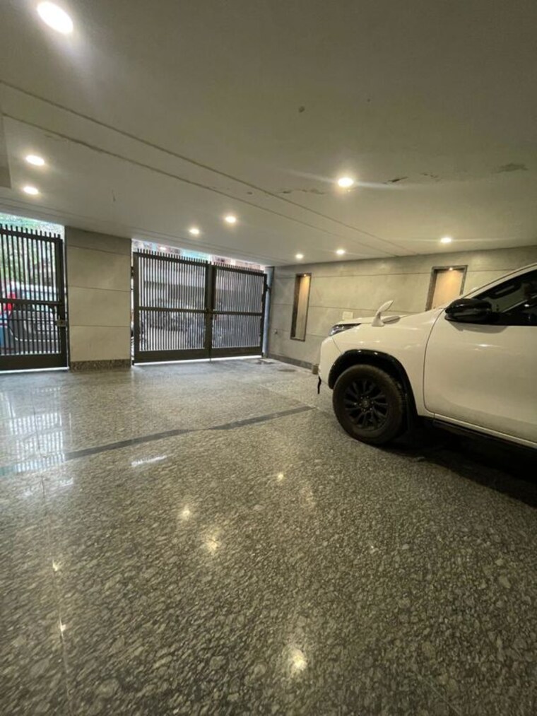  Parking, derawal nagar 4 Bedroom 130 Sq.Yd. Builder Floor In Derawal Nagar Delhi 10417352