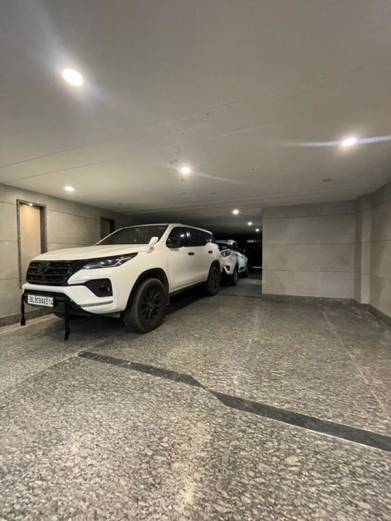  Parking, derawal nagar 4 Bedroom 130 Sq.Yd. Builder Floor In Derawal Nagar Delhi 10417352