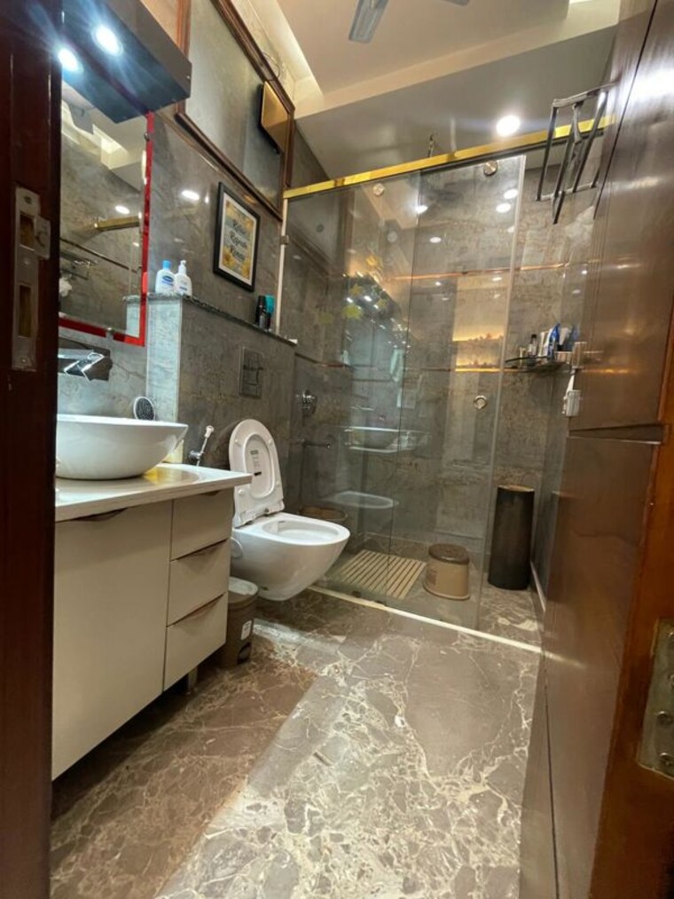 Bathroom, derawal nagar 4 Bedroom 130 Sq.Yd. Builder Floor In Derawal Nagar Delhi 10417352