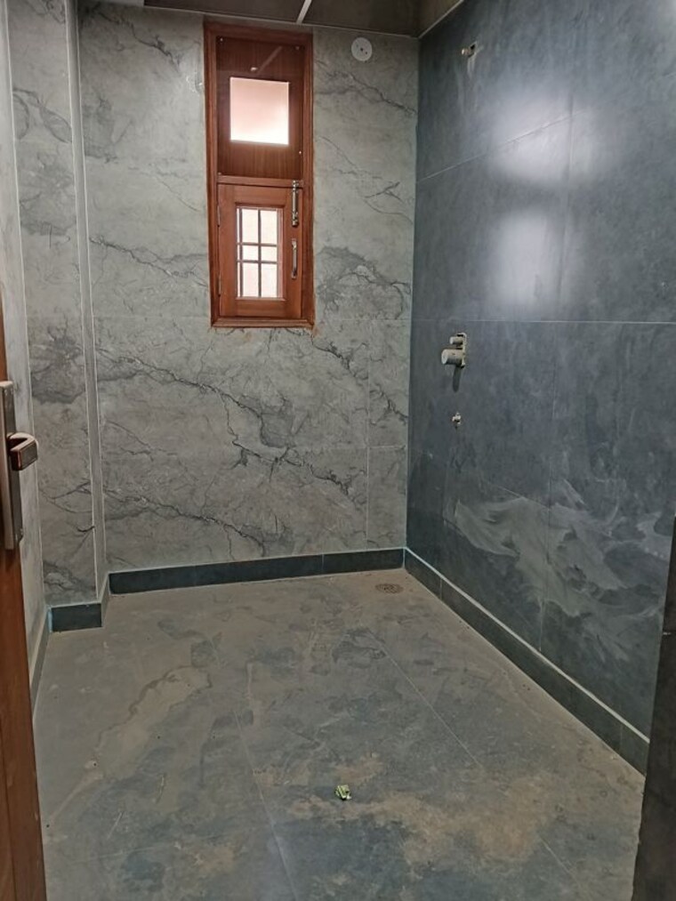 Bathroom, keshav-dham-rajendra-nagr 4 Bedroom 360 Sq.Yd. Builder Floor In Rajendra Nagar Ghaziabad 10417338