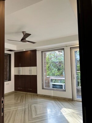 Room in 3 BHK Builder Floor at Sukhdev Vihar – for Rent