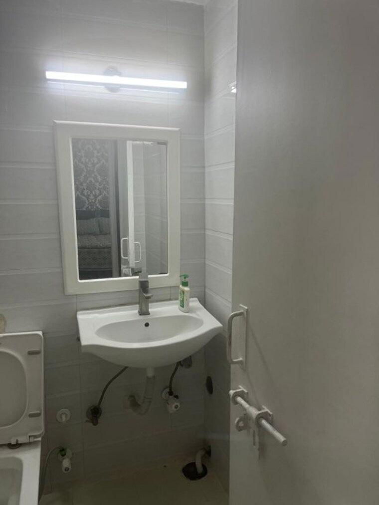 Bathroom, kendriya-vihar-noida 2 Bedroom 1000 Sq.Ft. Apartment In Sector 51 Noida 10417428