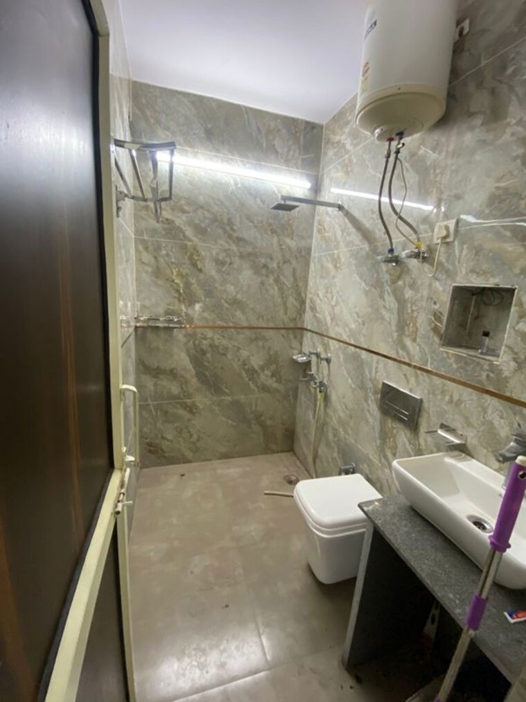 Bathroom, west patel nagar 1 Bedroom 50 Sq.Yd. Builder Floor In West Patel Nagar Delhi 10417439