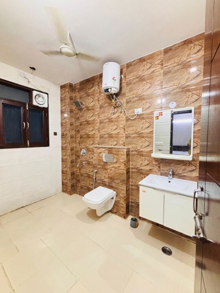 Bathroom, sector 57 3 Bedroom 2250 Sq.Ft. Builder Floor In Sector 57 Gurgaon 10417480