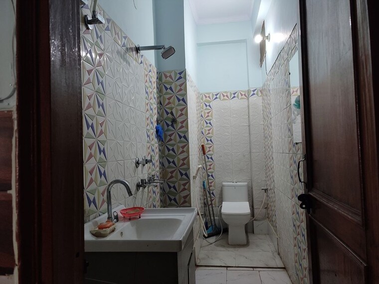 Bathroom, chiranjiv vihar 2 Bedroom 85 Sq.Yd. Apartment In Chiranjiv Vihar Ghaziabad 10417423
