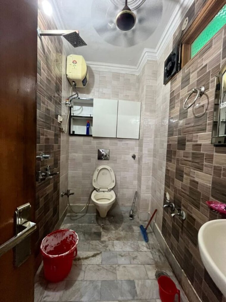 Bathroom, west patel nagar 2 Bedroom 100 Sq.Ft. Builder Floor In West Patel Nagar Delhi 10417533