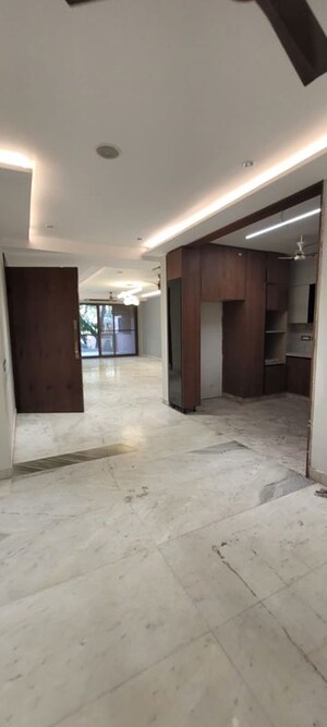 Room in 4 BHK Apartment at Alaknanda – for Sale