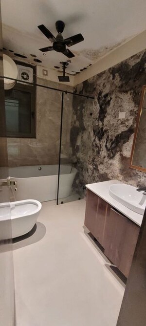 Team Area in 4 BHK Apartment at Alaknanda – for Sale