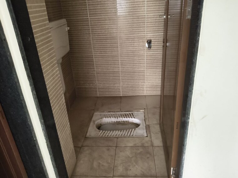 Bathroom, navpada 1 Bedroom 310 Sq.Ft. Apartment In Navpada Mumbai 10417604