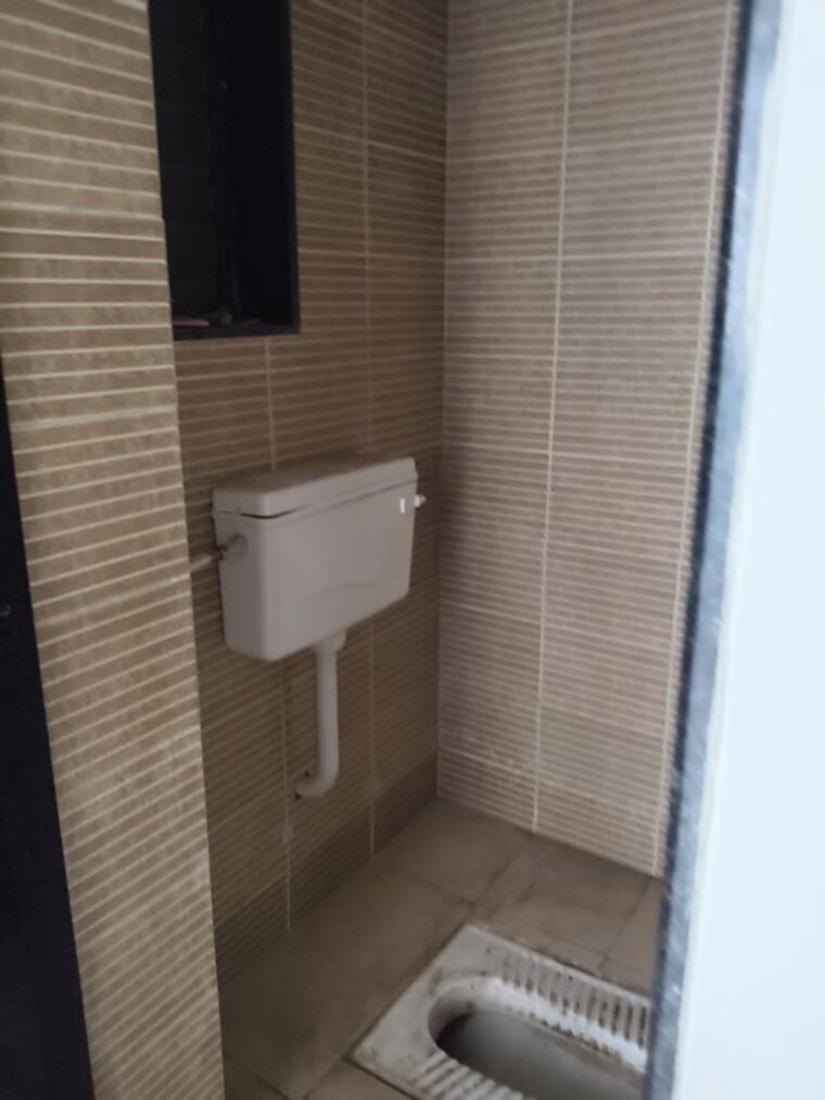 Bathroom, navpada 1 Bedroom 310 Sq.Ft. Apartment In Navpada Mumbai 10417604