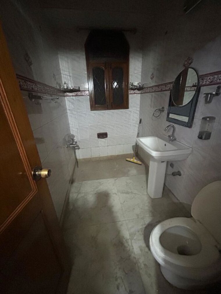 Bathroom, ansal-plaza-gurgaon 2 Bedroom 1000 Sq.Ft. Builder Floor In Palam Vihar Gurgaon 10417633