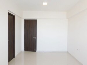 Room in 5 BHK Apartment at Kalpataru Mugnus, Bandra East – for Rent