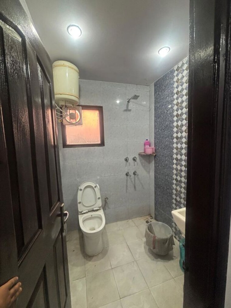 Bathroom, safdarjung enclave 3 Bedroom 125 Sq.Yd. Builder Floor In Safdarjung Enclave Delhi 10417587