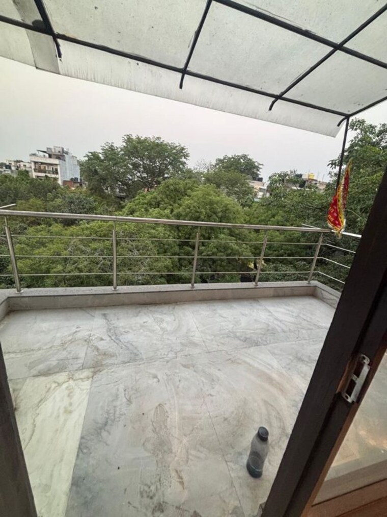 Balcony, safdarjung enclave 3 Bedroom 125 Sq.Yd. Builder Floor In Safdarjung Enclave Delhi 10417587