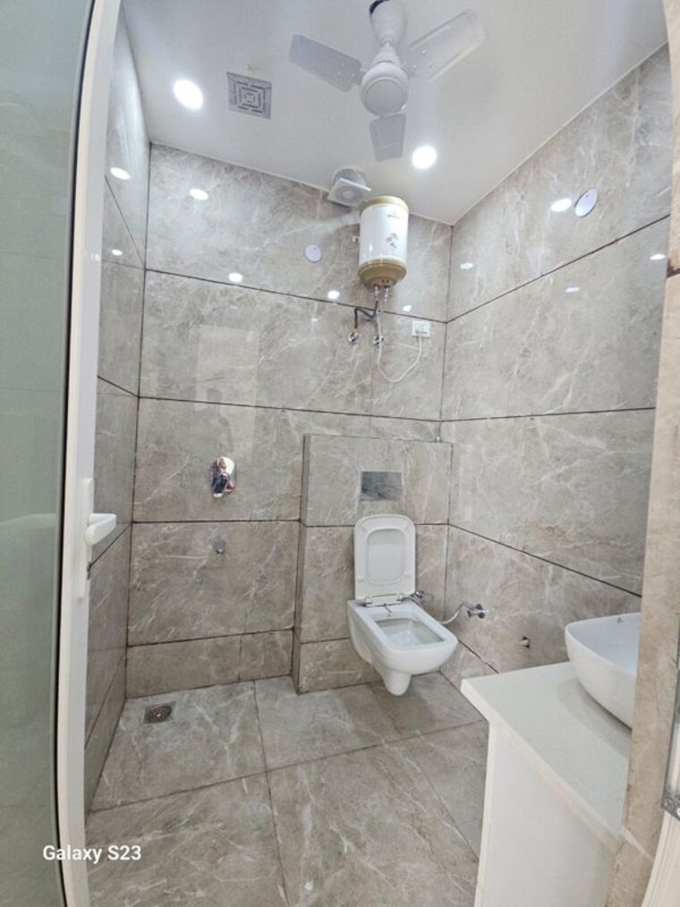 Bathroom, west patel nagar 1 Bedroom 50 Sq.Yd. Builder Floor In West Patel Nagar Delhi 10417688