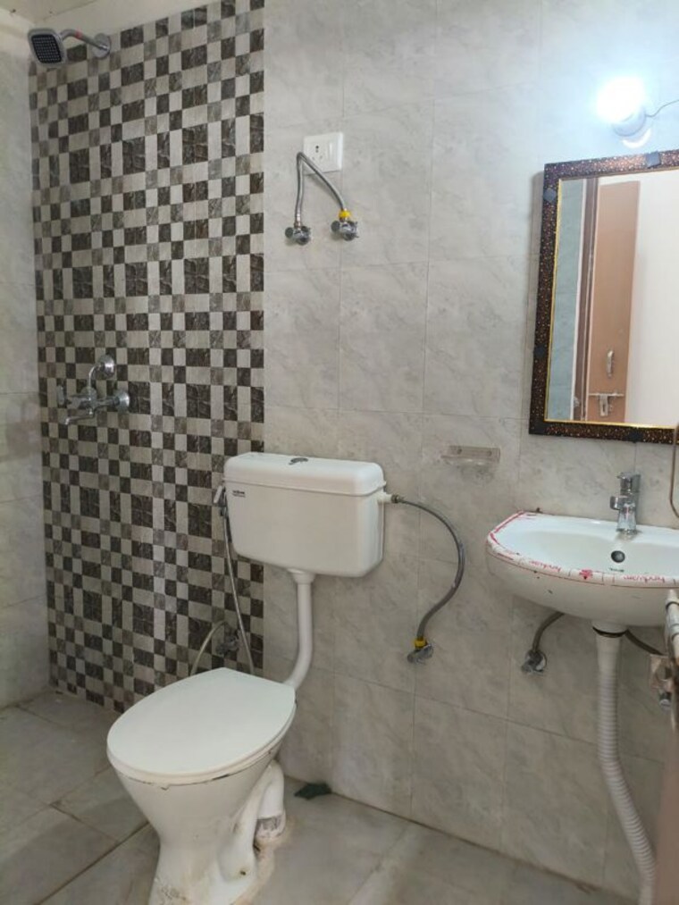 Bathroom, pareena-om-apartments 2 Bedroom 671 Sq.Ft. Apartment In Sector 112 Gurgaon 10417782